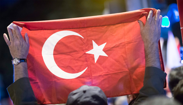 Fotografía: Hombre sostiene bandera de Turquía. Agencia EFE