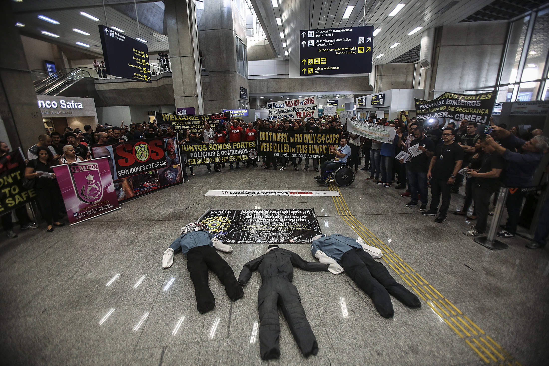 BRA06. RÍO DE JANEIRO (BRASIL), 04/07/2016.- Policías y bomberos del estado de Río de Janeiro protestan por el retraso en sus salarios y por mejores condiciones de trabajo hoy, lunes 4 de julio de 2016, en el aeropuerto internacional de Río de Janeiro (Brasil). Los manifestantes dicen no haber recibido sus salarios desde mayo y anunciaron nuevas protestas durante los Juegos Olímpicos Río 2016 si esta situación no se resuelve. EFE/Antonio Lacerda