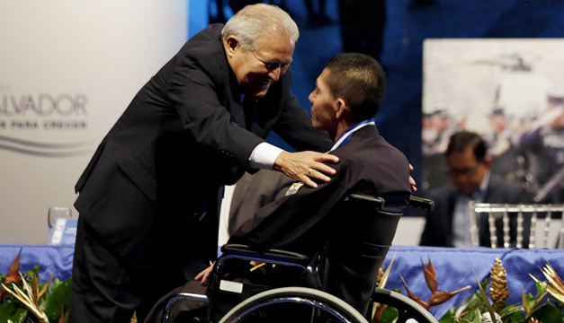 Salvador-Sanchez-Ceren-homenaje-a-policias