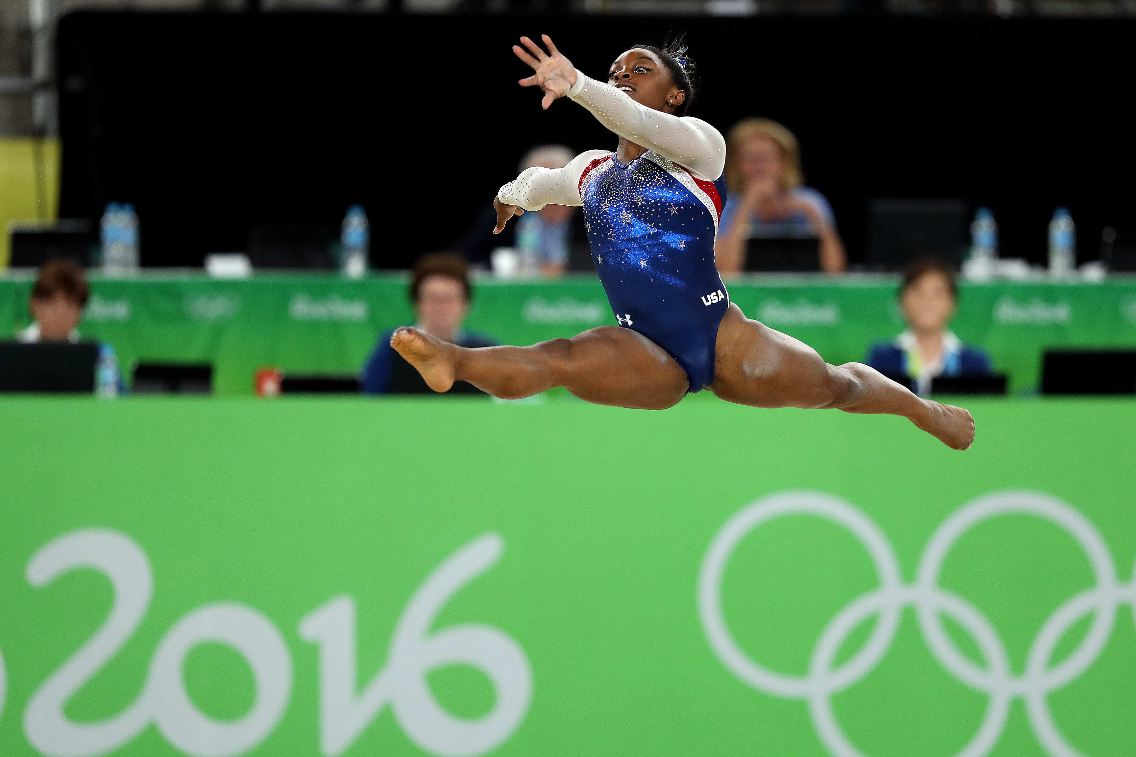 JJOO334. RÍO DE JANEIRO (BRASIL), 11/08/2016.- La gimnasta estadounidense Simone Biles, ganadora de la medalla de oro, participa en la competencia múltiple femenina de gimnasia artística hoy, jueves 11 de agosto de 2016, en las Olimpiadas Río 2016, en la Arena Olímpica de Río de Janeiro (Brasil). EFE/Marcelo Sayão