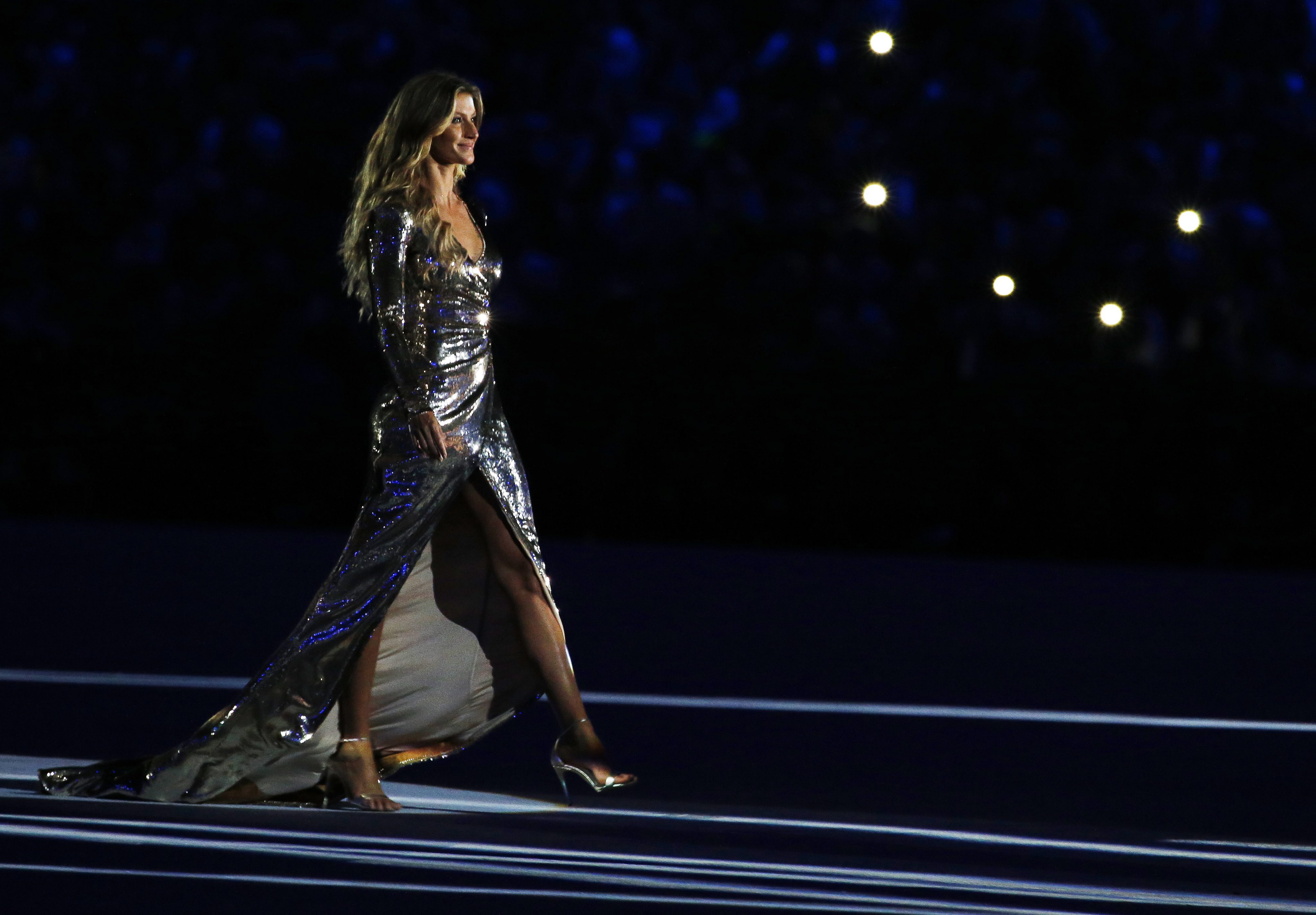 . Rio De Janeiro (Brazil), 05/08/2016.- Brazilian model Gisele Bundchen attends the Opening Ceremony of the Rio 2016 Olympic Games at the Maracana Stadium in Rio de Janeiro, Brazil, 05 August 2016. (Brasil) EFE/EPA/SERGEY ILNITSKY