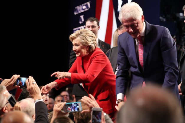 MCX322. HEMPSTEAD (NY, EE.UU.), 26/09/2016.- La candidata demócrata a la Presidencia de Estados Unidos Hillary Clinton (c) y el exmandatario Bill Clinton (d) saludan al público tras el primer debate de aspirantes a la Casa Blanca hoy, lunes 26 de septiembre de 2016, en la Universidad Hosfra de Hempstead, Nueva York (EE.UU.). EFE/ANDREW GOMBERT