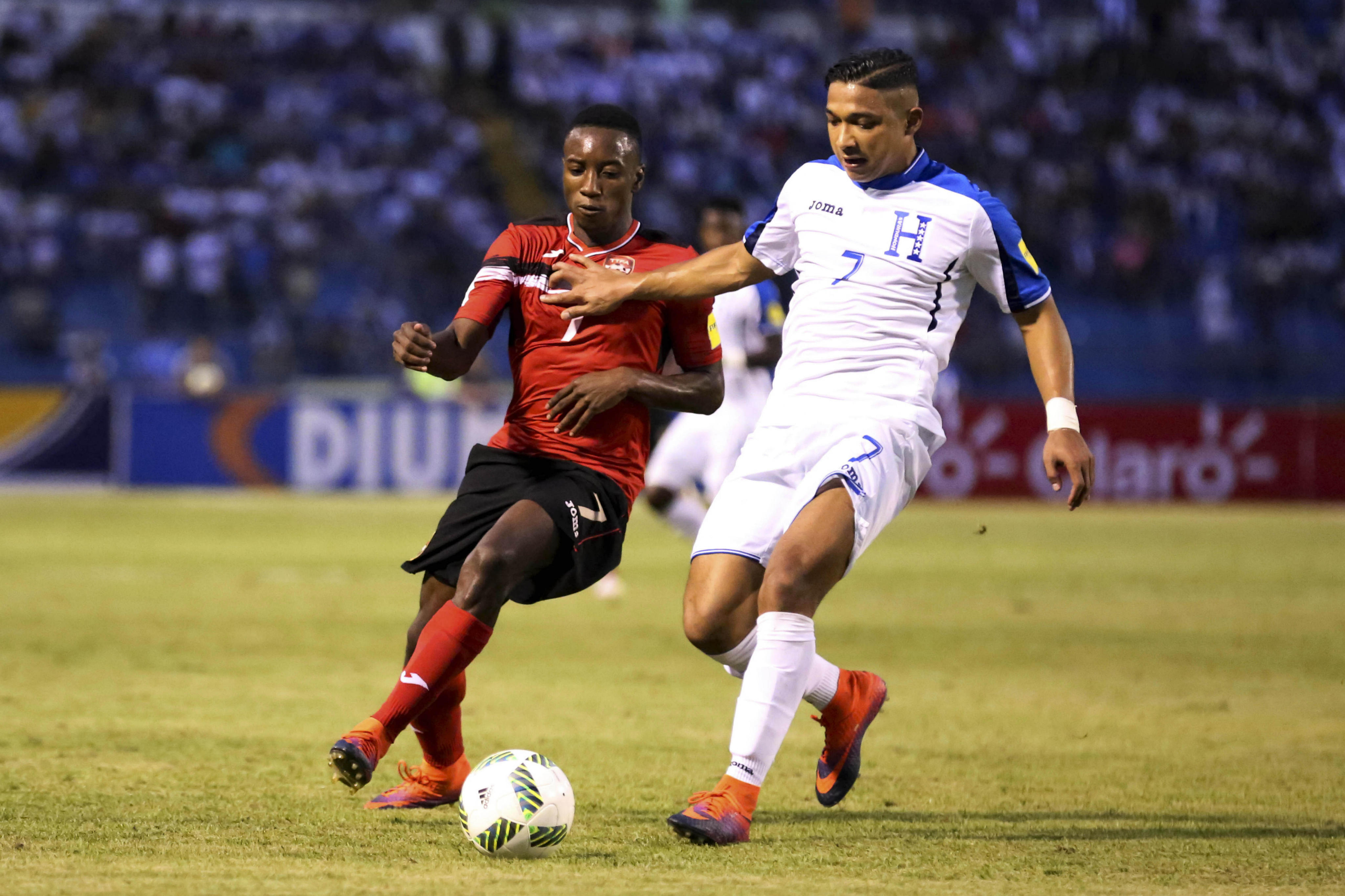TG5005. SAN PEDRO SULA (HONDURAS), 15/11/2016.- Emilio Izaguirre (d) de Honduras disputa el balón con Cordell Cato Mitchell (d) de Trinidad y Tobago hoy, martes 15 de noviembre de 2016, durante un partido entre Honduras y Trinidad y Tobago por las eliminatorias al mundial Rusia 2018, disputado en el Estadio Olímpico de San Pedro Sula, (Honduras). EFE/Gustavo Amador
