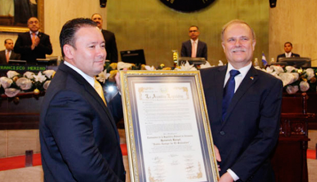 guillermo-gallegos-reconocimiento-a-heinrich-haupt