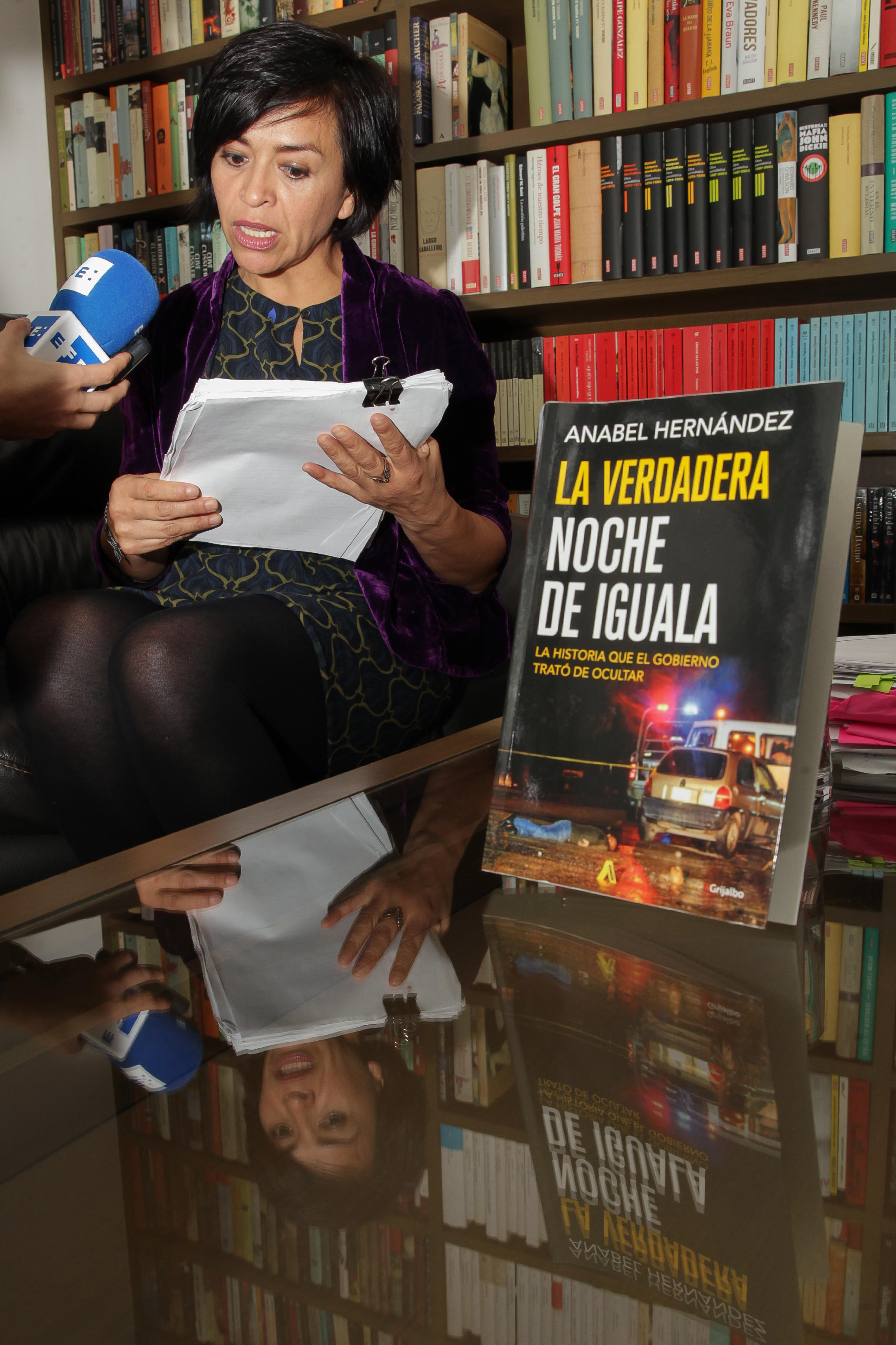 MEX02. CIUDAD DE MÉXICO (MÉXICO), 16/12/2016.- La periodista Anabel Hernández, autora del libro "La verdadera noche de Iguala", muestra unos documentos hoy, viernes 16 de diciembre de 2016, durante una entrevista con Efe en Ciudad de México (México), donde reveló que un informe de la Visitaduría General (Asuntos Internos) de la fiscalía mexicana relaciona a la propia institución con la tragedia de los 43 estudiantes de Ayotzinapa, y apunta que militares, marinos y policías torturaron para obtener una confesión. La periodista, quien tuvo acceso a los dos informes elaborados por el visitador César Alejandro Chávez Flores, quien renunció en septiembre pasado, destacó que ambos documentos prueban, desde dentro de la propia Procuraduría General de la República (PGR, fiscalía), que el caso está plagado de irregularidades. EFE/Alex Cruz