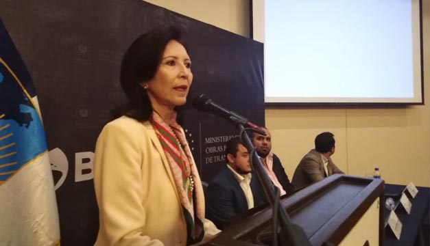 El BID entregó esta mañana el estudio al Ministerio de Obras Públicas. / ROXANA LEMUS