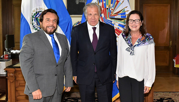 El vicepresidente de El Salvador, Félix Ulloa, junto al secretario general de la OEA, Luis Almagro, y la canciller salvadoreña, Alexandra Hill. Foto: @Almagro_OEA2015
