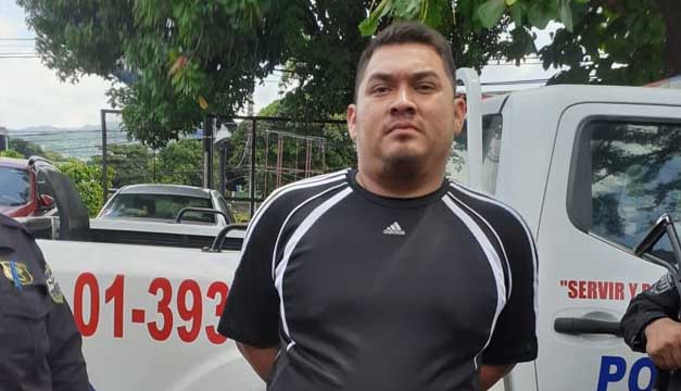 Erick Flores Martínez, de 30 años de edad, fue detenido por el delito de agresión en perjuicio del gestor de tránsito, quien será puesto a disposición de la @FGR_SV.