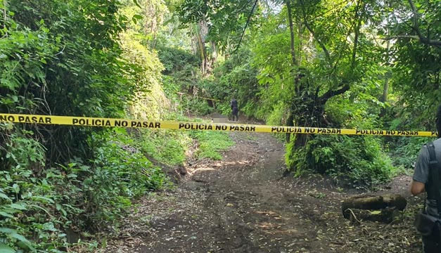 Escena del homicidio cometido esta mañana en San Rafael de Oriente, en San Miguel. Foto Rosa Fuentes / DEM.