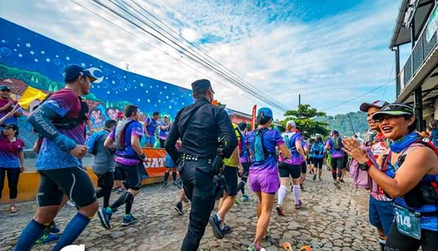 El policía runner salvadoreño que conquista las montañas El policía runner salvadoreño que conquista las montañas