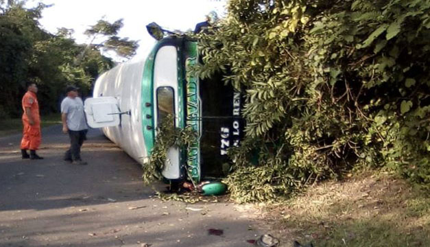 Un muerto y varios lesionados tras vuelco de bus en San Vicente - Diario El Mundo