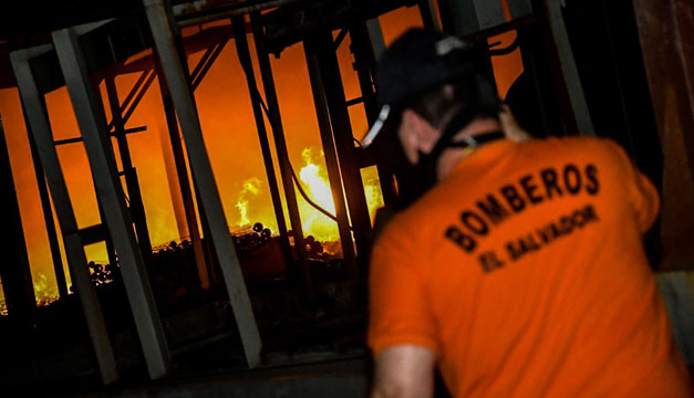 Autoridades confirman “hubo mano criminal” en incendio de exfábrica de baterías en San Juan Opico