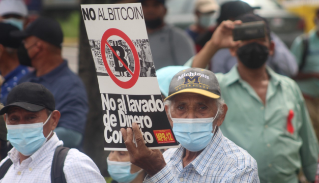Veteranos marchan para exigir aumento a su pensión y rechazar el bitcoin