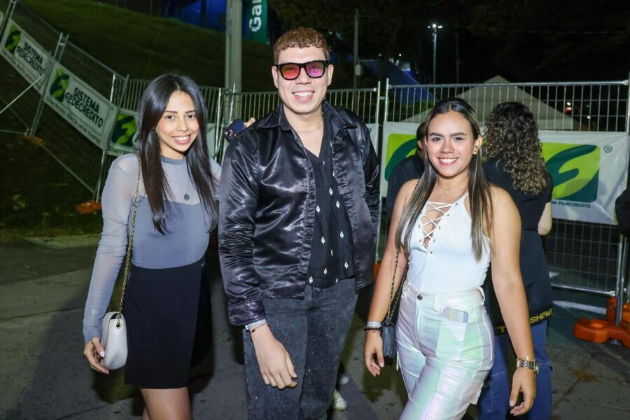 El ambiente no solo fue encendido por el colombiano; los asistentes se unieron a la celebración, exhibiendo sus mejores outfits de la noche para la velada de reguetón. /Foto Marcela Moreno.